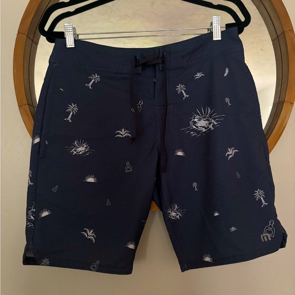 Travis Mathew Blue Board Shorts Size Small - Picture 1 of 6